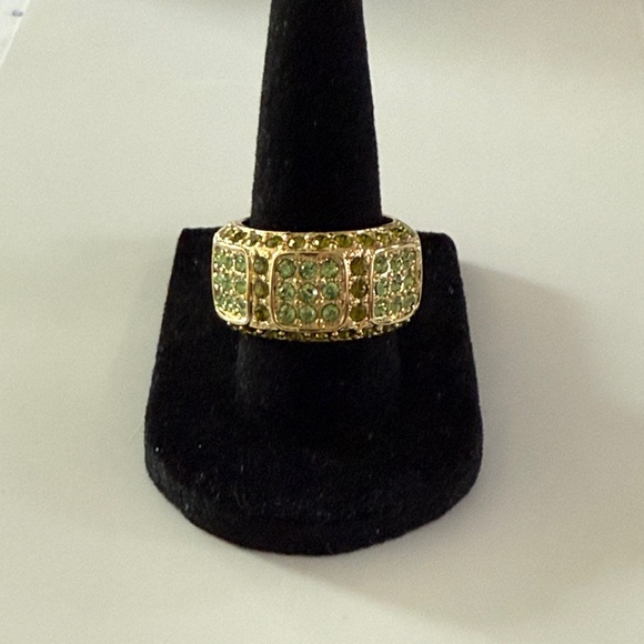 #224 Vintage Green Crystal Band/Ring, Gold Tone, SZ 7 3/4 - Picture 1 of 5
